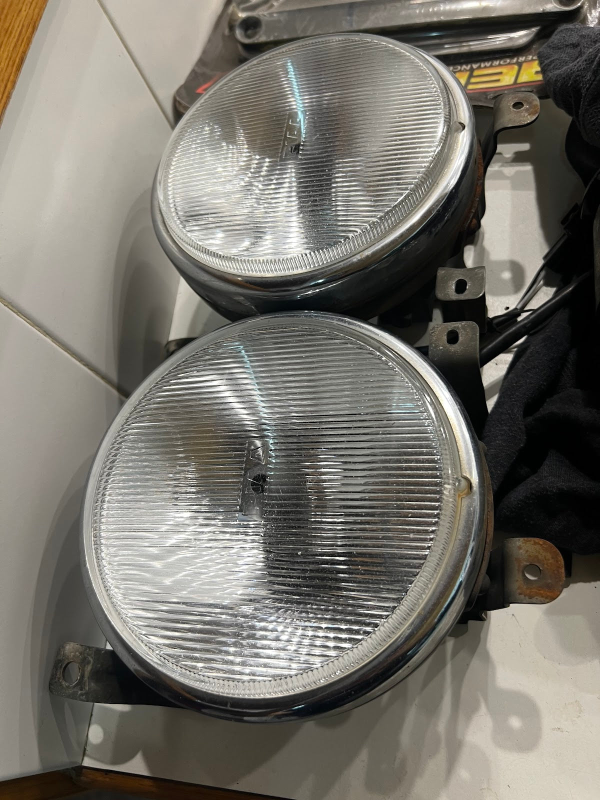 MITSUBISHI LANCER Evolution 5 FOG LIGHT Complete set with brackets and loom (sold in pairs) (used)